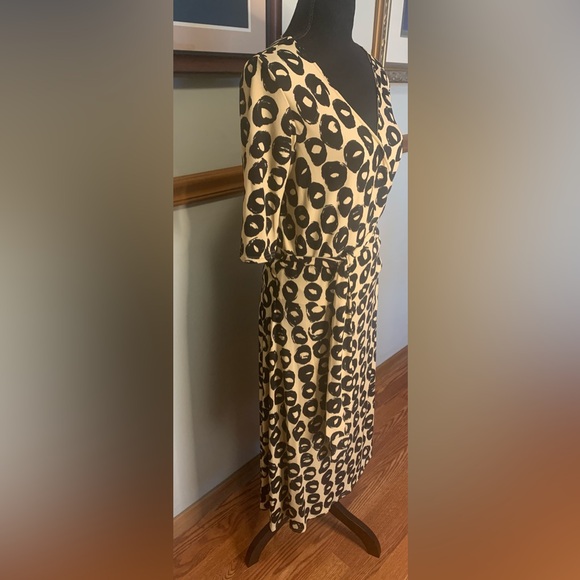 Jones New York Signature Black and Tan Print true
Wraparound Dress size 14 - Picture 3 of 10